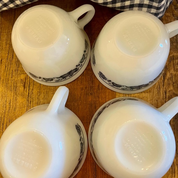 Corning Corelle OLD TOWN BLUE ONION 10 piece set 4 dinner plates,4 mugs,saucer, - Picture 5 of 7